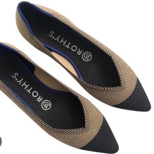 Rothy’s womens pointed shoe in dune cap